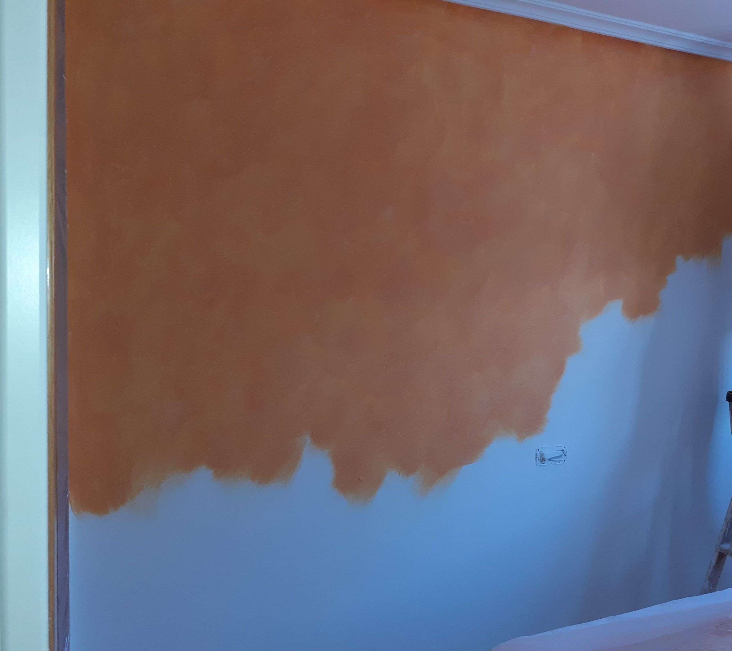 Aplicando pintura decorativa a una pared