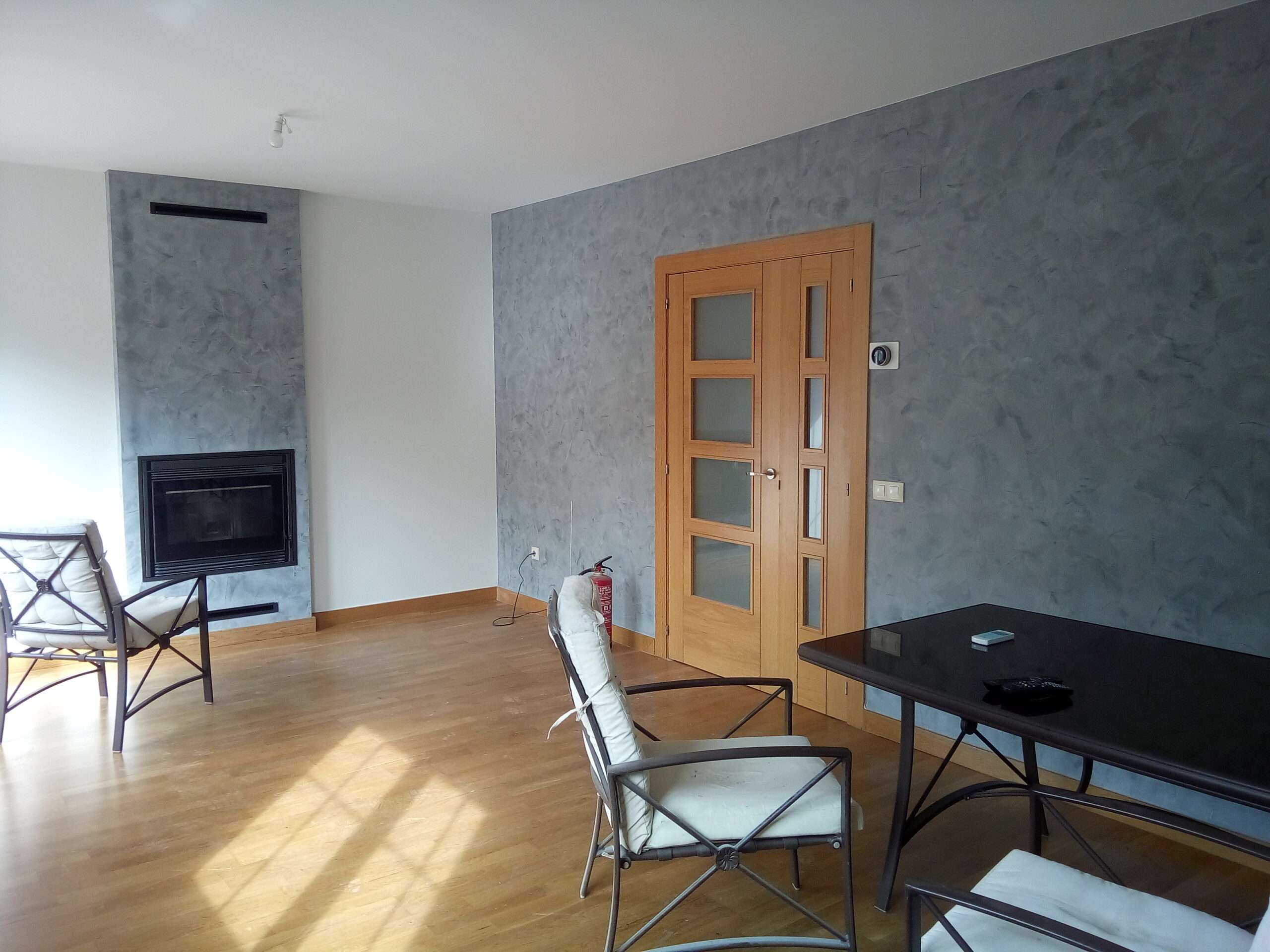 Salón con paredes y chimenea decorada