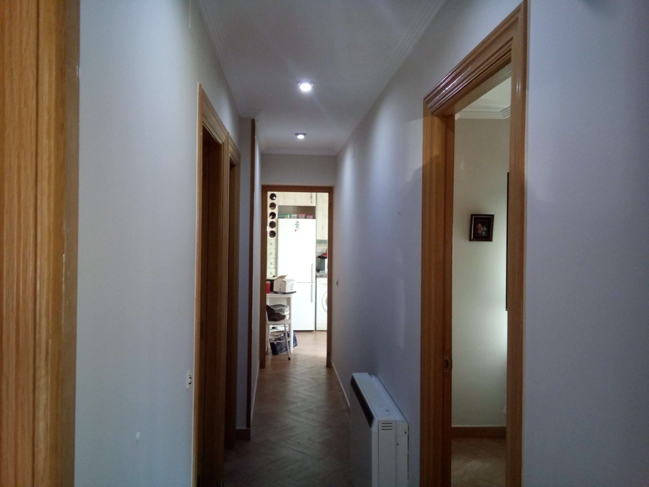 Pasillo recién pintado