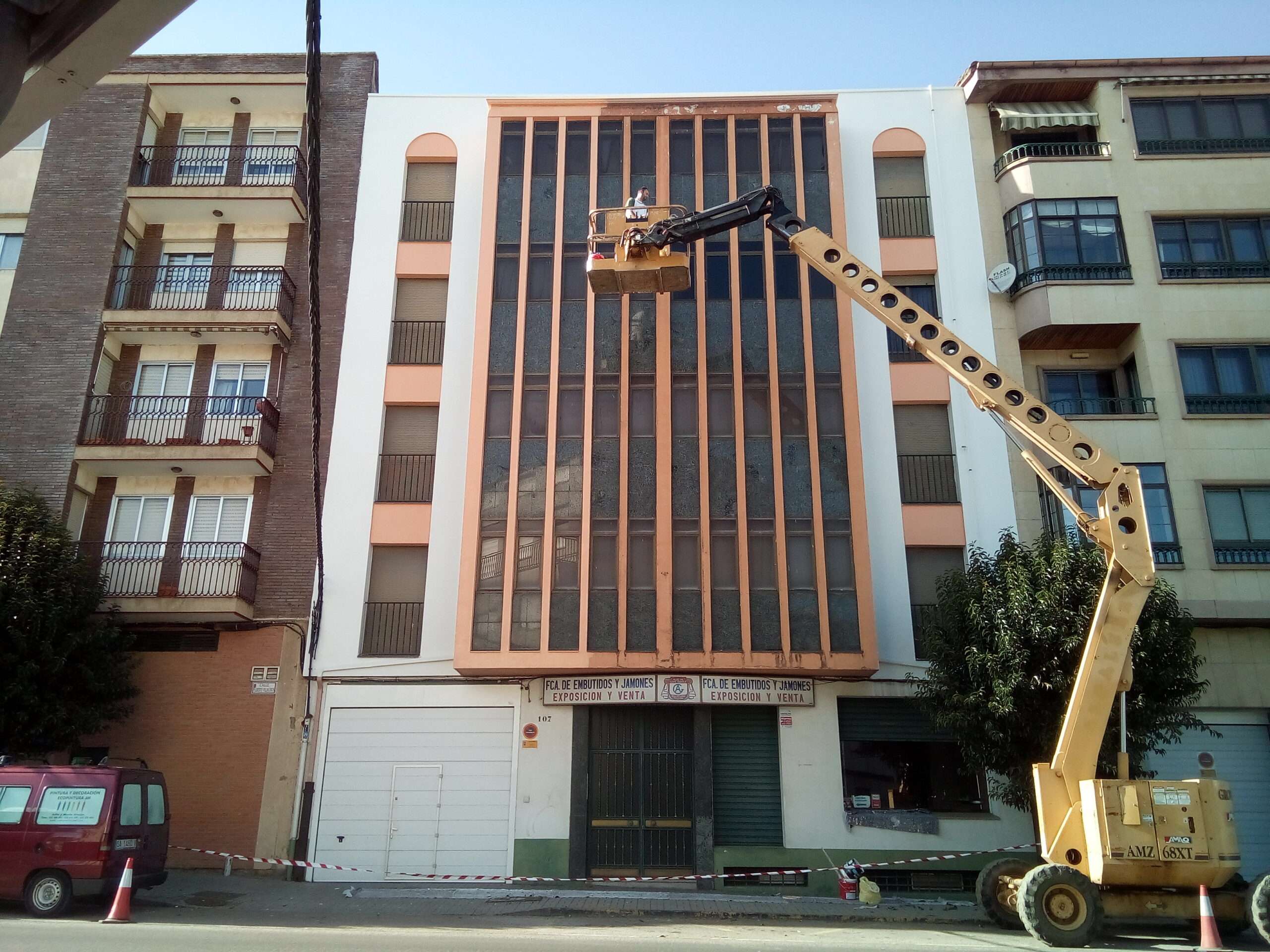 pintar fachada con brazo elevador