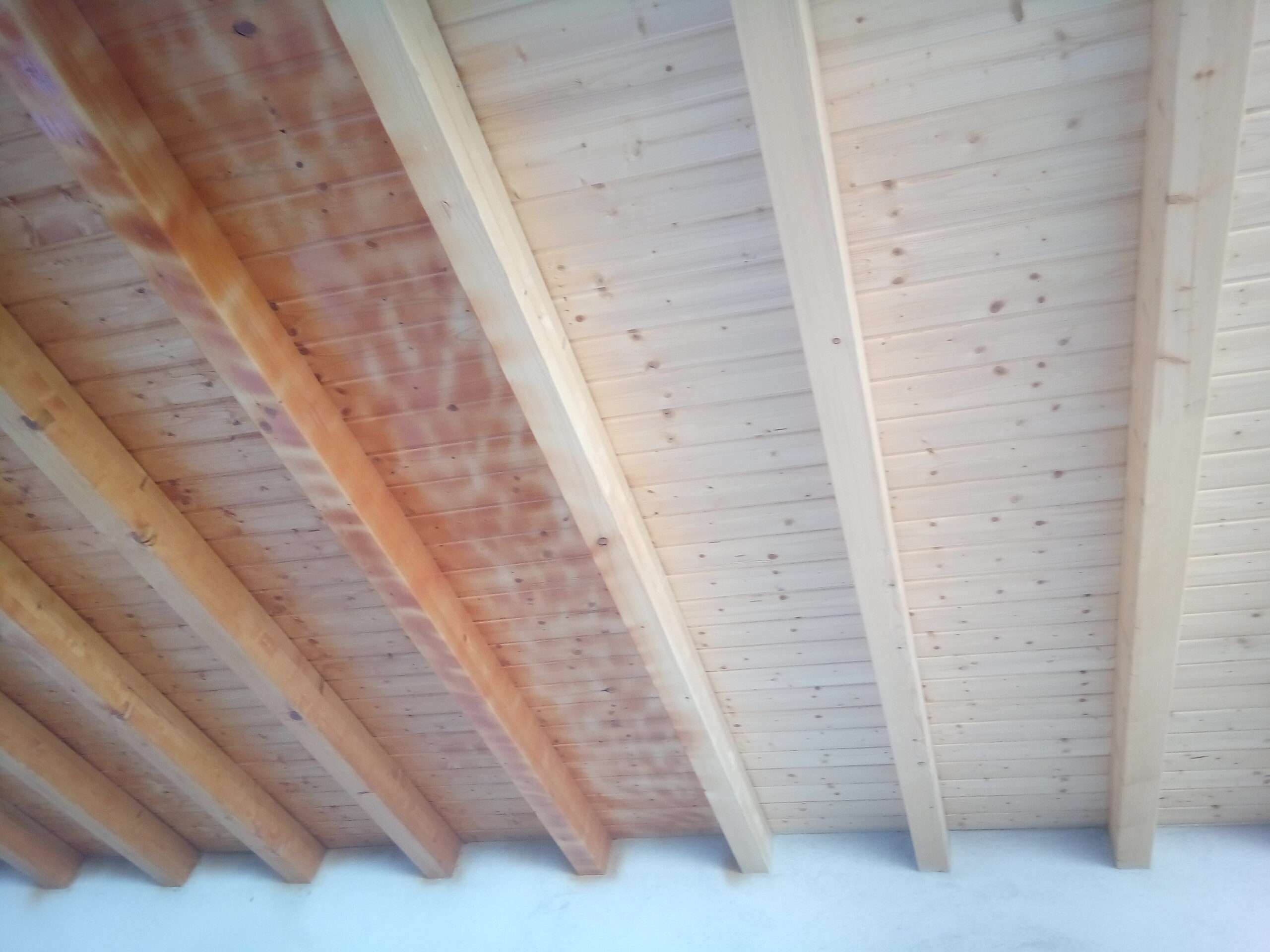 Esmaltando techo de madera