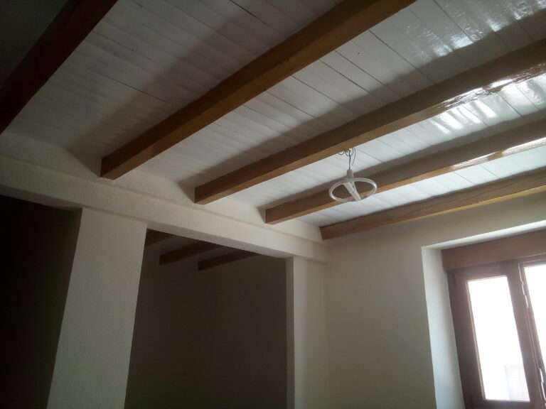 Esmaltando techo de madera